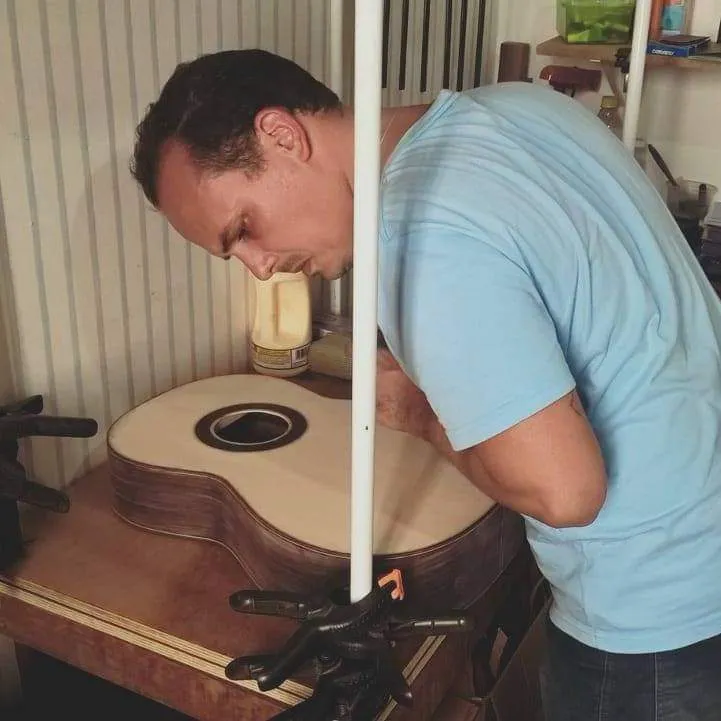Carlos Aguiar na bancada do ateliê de luteria