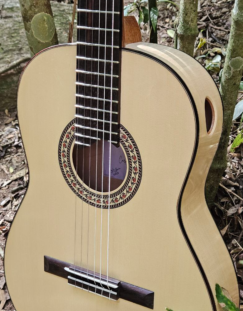 Violão para canhoto, feito com laterais e fundo em maple, tampo de abeto de excelente qualidade e soundport