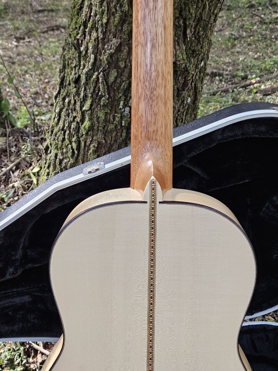 A elegância do maple em sua forma mais pura. Laterais e fundo cuidadosamente selecionados, unidos por um filetamento central que valoriza a simetria natural da madeira.
