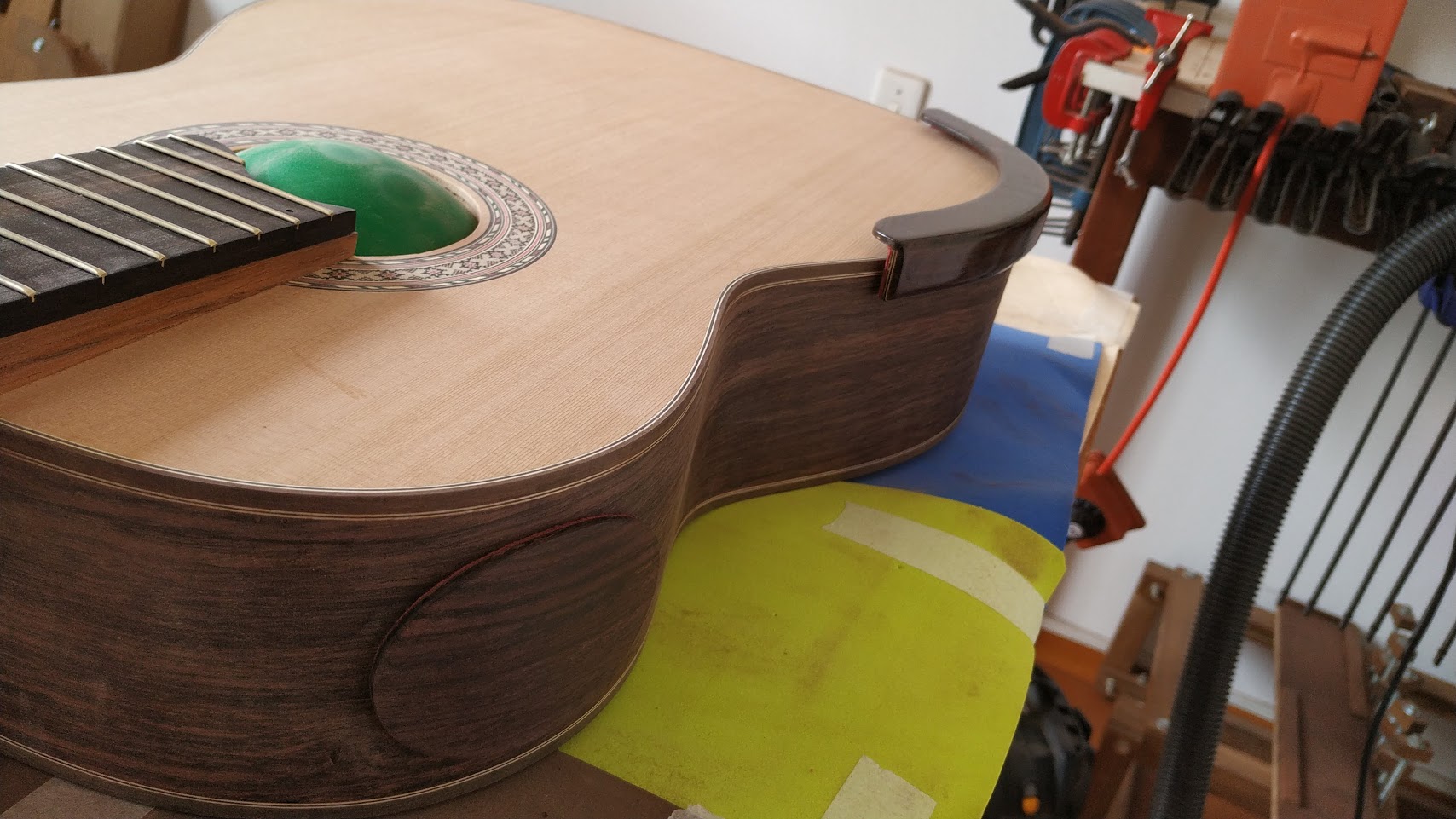 Violão classico com tampo de Cedro-canadense, laterais e fundo em jacarandá-indiano, escala elevada, acompanha soundport magnético e armrest. Nesse registro, ainda em fase de refinar o acabamento.