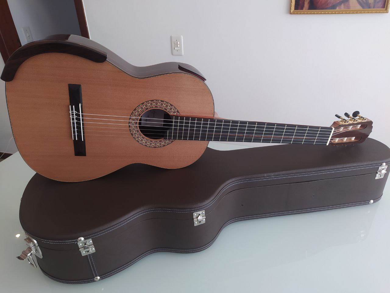 Violão clássico concluído, equipado com soundport magnético e armrest para maior conforto ao músico. Mais um instrumento pronto para iniciar sua história.